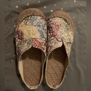 Linen clogs